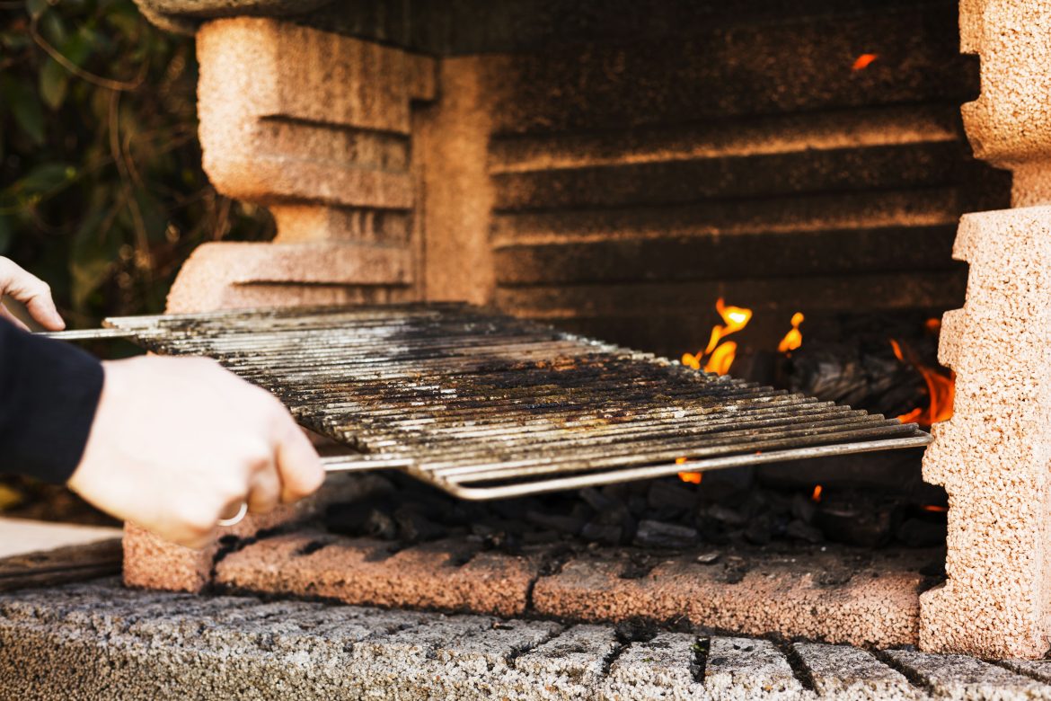 Forno a legna prefabbricato: perché sceglierlo per il tuo giardino